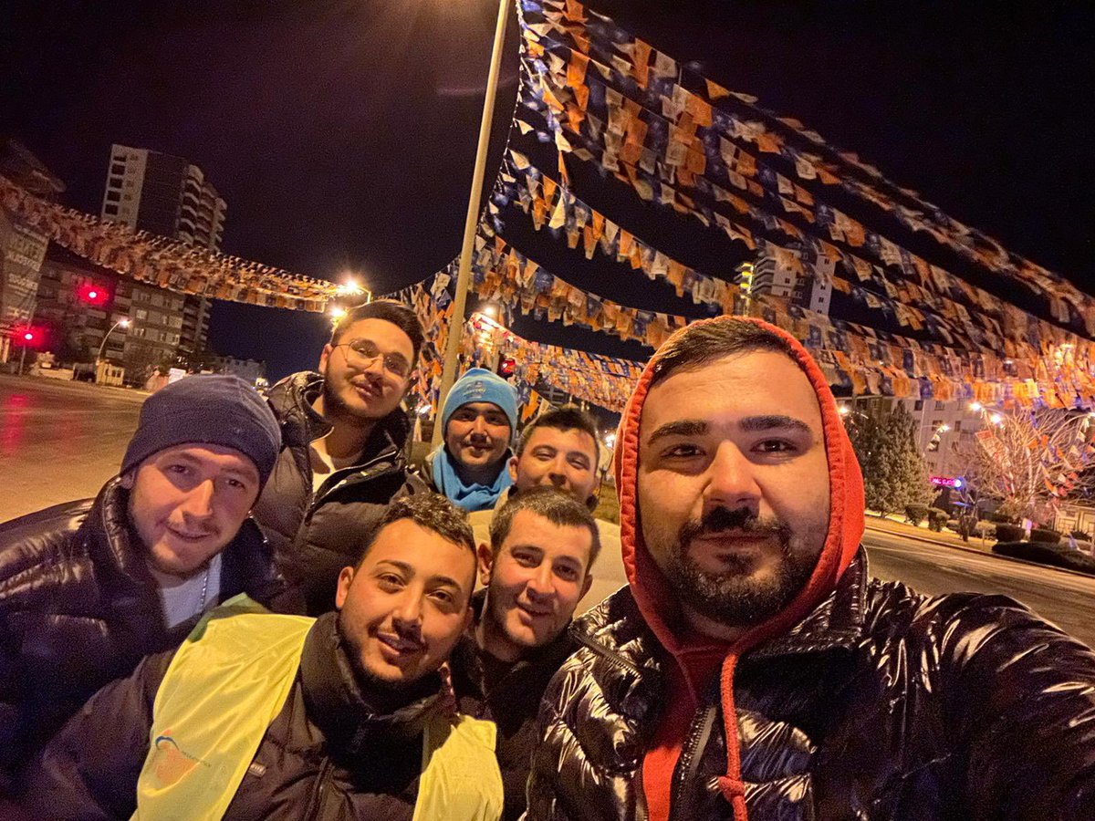 kkazanAKGenclik's tweet photo. AK Gençlik Kahramankazan Harikasın 💪🏻

Ekip Arkadaşlarımız Şahane ❤️

@efedemirhann 
@AhmetCeylan0606 
@serhatoguz06 
@NesetPeker https://t.co/r2CuQlwymZ