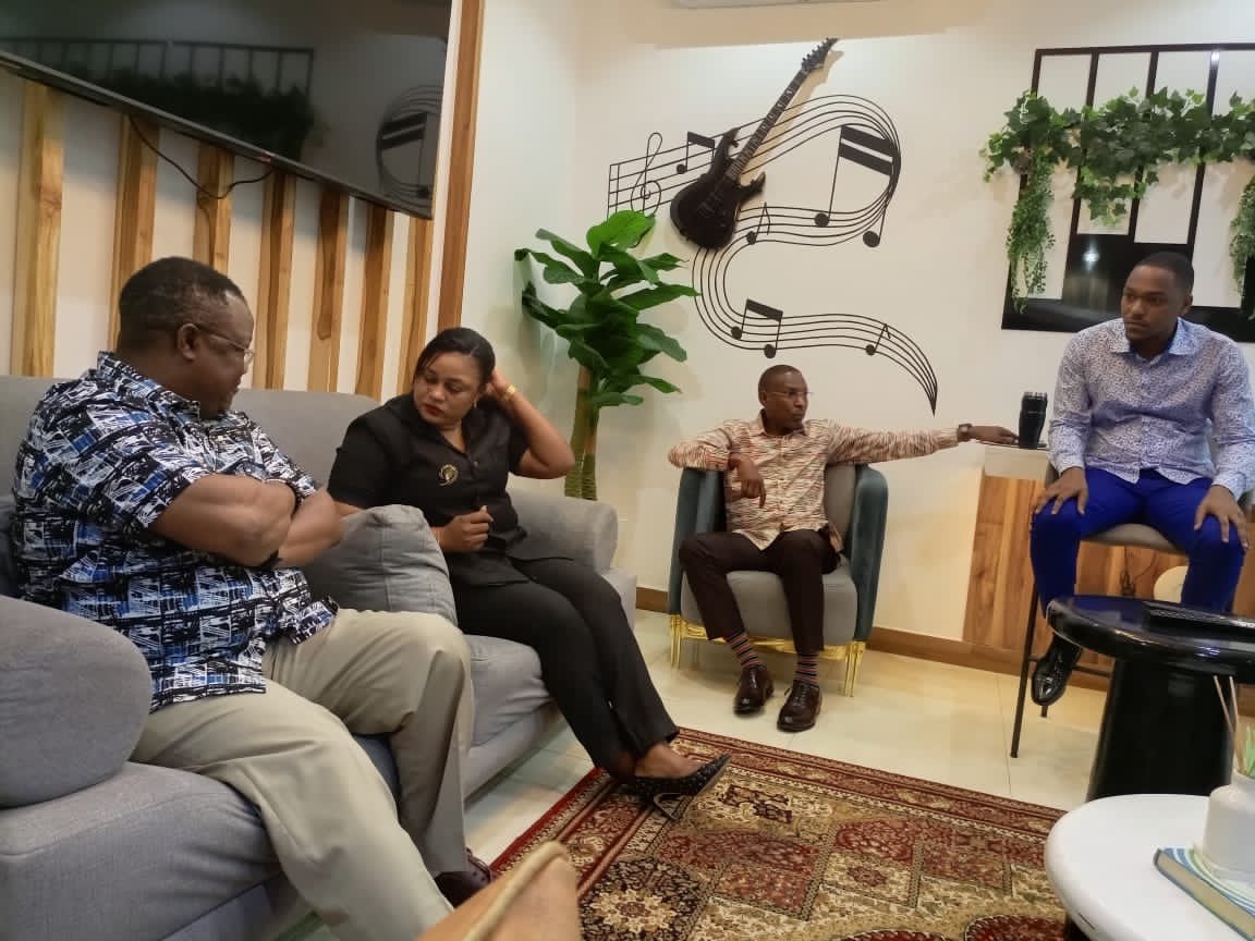 Siku za nyuma nilialikwa kwenye kipindi <a href="/wasafifm/">Wasafifm</a> kipindi kilitakiwa kuanza saa 12 asubuhi mpaka saa tatu.

Nilikaa pale zaidi ya masaa mawili watu wakijizungusha tu bila taarifa rasmi.

Niliingia kwenye kipindi kwa mda mfupi kuliko makubaliano yetu ya awali.

Baadae niliambiwa
