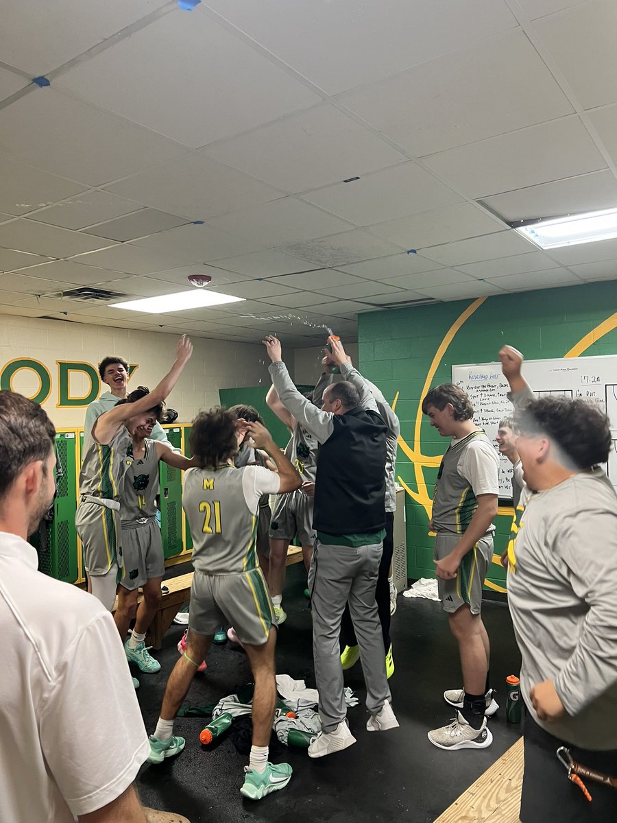BearcatsSM's tweet image. The BearcATs got to experience a District Championship tonight!!!  So proud of our Bearcat Boys Basketball 🏀 !!!   #PlayoffsHereWeCome  #BearcatFamily  @Coach_Garcia12
