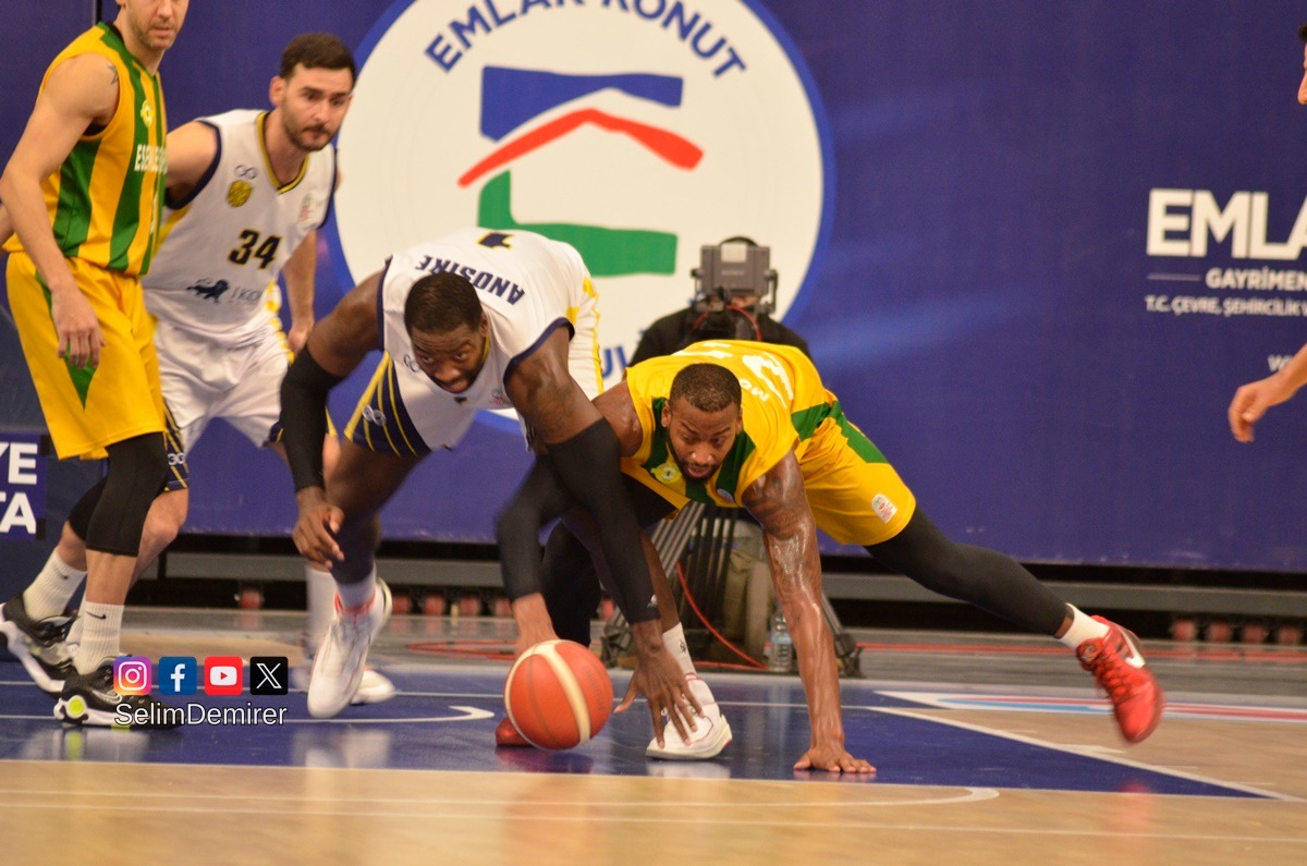 selimdemirer's tweet photo. Esenler Erokspor 54-78 Ankaragücü İkon Menkul

Türkiye Basketbol 1. Ligi 23. hafta maçında Esenler Erokspor sahasında Ankaragücü İkon Menkul'ü konuk etti.

Maçın galibi 78-54'lük skorla Ankaragüc�� İkon Menkul oldu.

@esenlererokspor 54-78 @MKEAnkaragucuBK 

📸 Fotoğraflar: https://t.co/nj9gXOE3Sz

⚔️ #EsenlerErokspor 54-78 #Ankaragücü
🏆 Basketbol 1. Ligi 23. Hafta Maçı
📅 6 Şubat Salı
🕣 18.00
🏟 Başakşehir Spor Kompleksi
