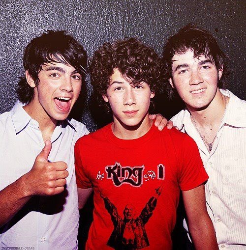 TeamRebisco's tweet photo. THIS IS AN S.O.S‼️
coz i'm a sucker for this jonas brothers concert! been a fan since their ✨disney era✨ hope to see u this Feb 22nd! 🙏🏻✨

#JBGiveawayPH 
https://t.co/RVRk8M3m8X https://t.co/u1iCPViVSn