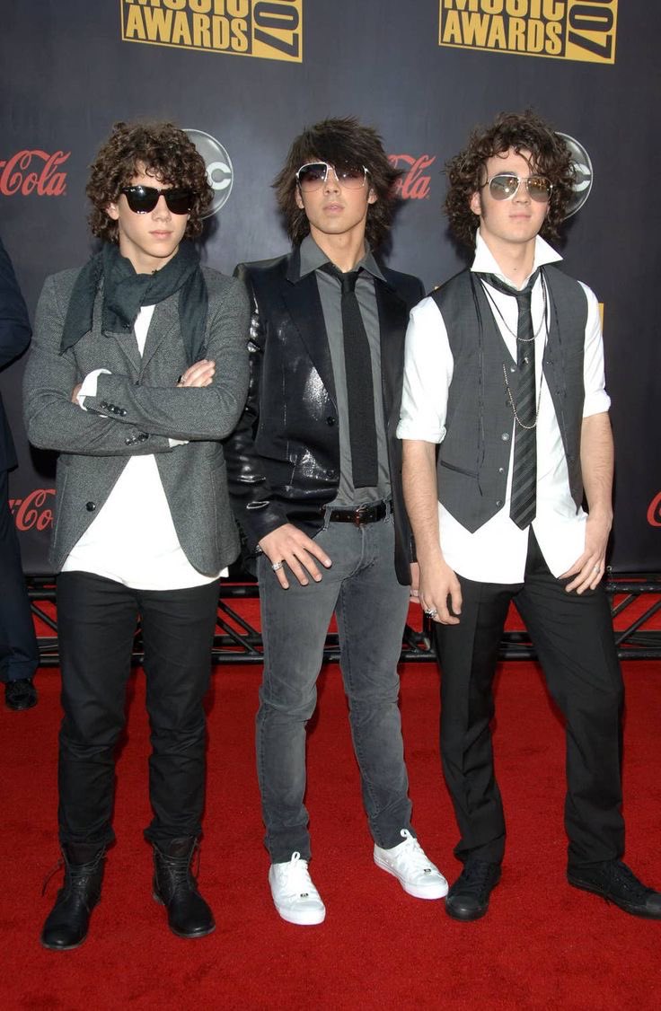 TeamRebisco's tweet photo. THIS IS AN S.O.S‼️
coz i'm a sucker for this jonas brothers concert! been a fan since their ✨disney era✨ hope to see u this Feb 22nd! 🙏🏻✨

#JBGiveawayPH 
https://t.co/RVRk8M3m8X https://t.co/u1iCPViVSn