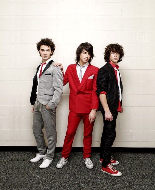 TeamRebisco's tweet photo. THIS IS AN S.O.S‼️
coz i'm a sucker for this jonas brothers concert! been a fan since their ✨disney era✨ hope to see u this Feb 22nd! 🙏🏻✨

#JBGiveawayPH 
https://t.co/RVRk8M3m8X https://t.co/u1iCPViVSn