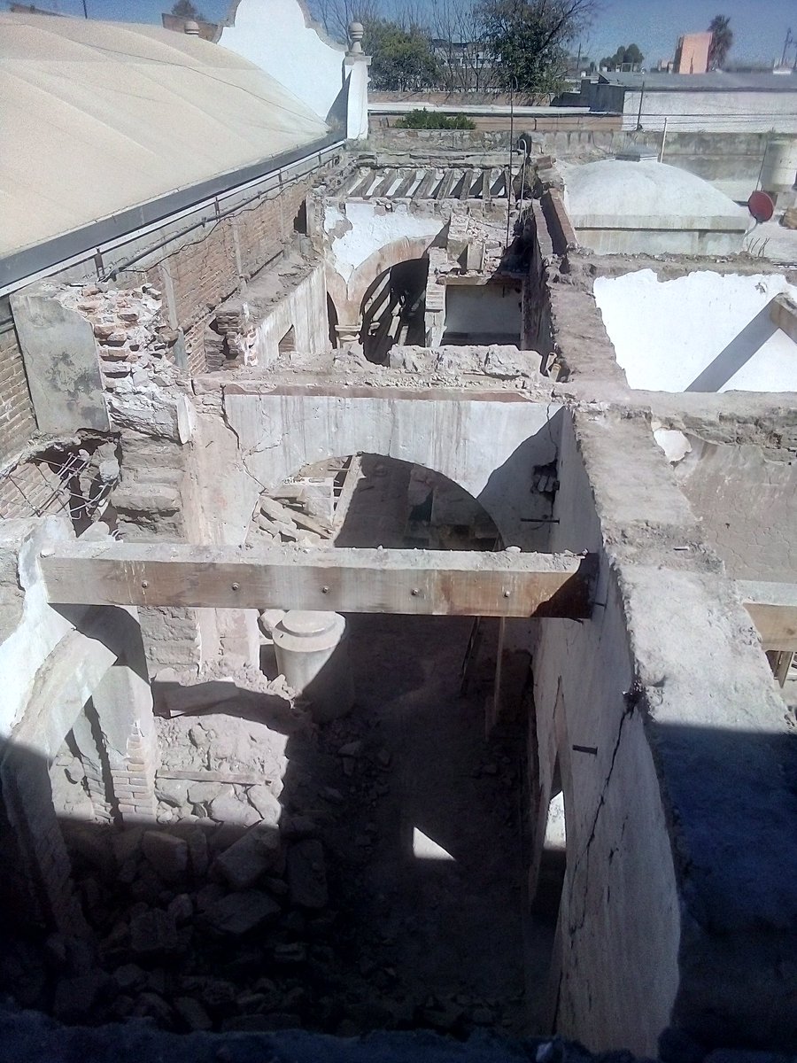 ValentinoArtIn's tweet photo. En este domicilio de la calle bravo tienen permiso para demoler @InahDgo @urbano_dgo ???? (No hay permiso visible) https://t.co/d6UNnCopyU