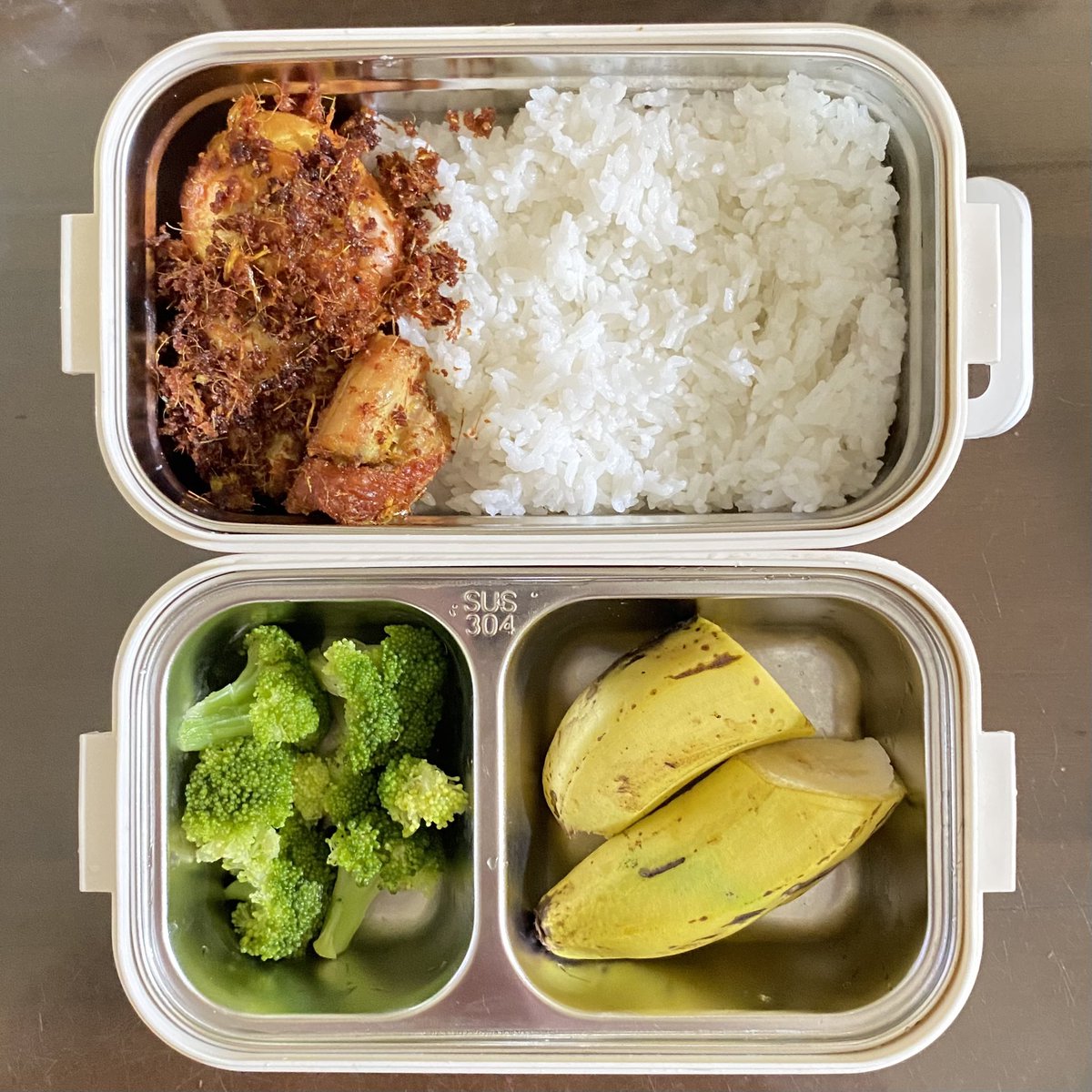 Bucin_Oppaa's tweet image. Menu bekal kantor hari ini ~
🍗 Ayam Serundeng
🥦 Brokoli Rebus
🍌 Pisang
🍚 Nasi

Cooked by Mama👩🏻‍🍳
#bekalkantor
#menubekal
#masak