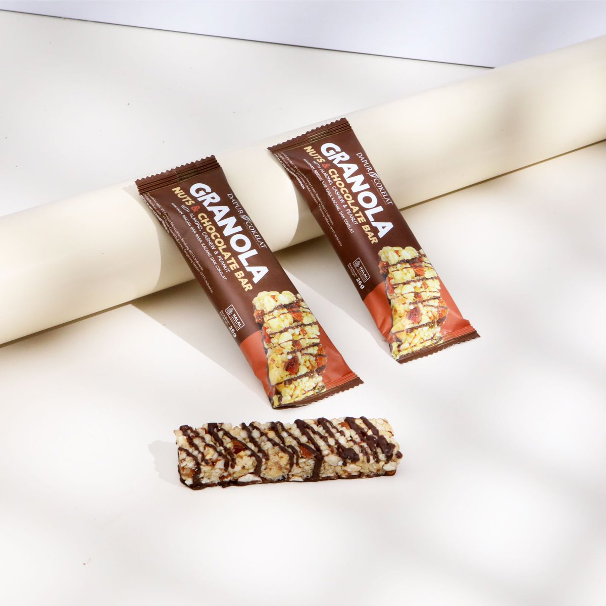 dapurcokelat's tweet photo. Absen yuk yang udah cobain Granola Bar nya Dapur Cokelat...
Terbuat dari bahan-bahan berkualitas tinggi, tanpa tambahan pemanis , pengawet buatan dan tinggi serat !

Tersedia diseluruh outlet &amp; delivery points Dapur Cokelat.

#dapurcokelat #DCGranolaBar #granolabar #chocolate https://t.co/YolGaH9spO