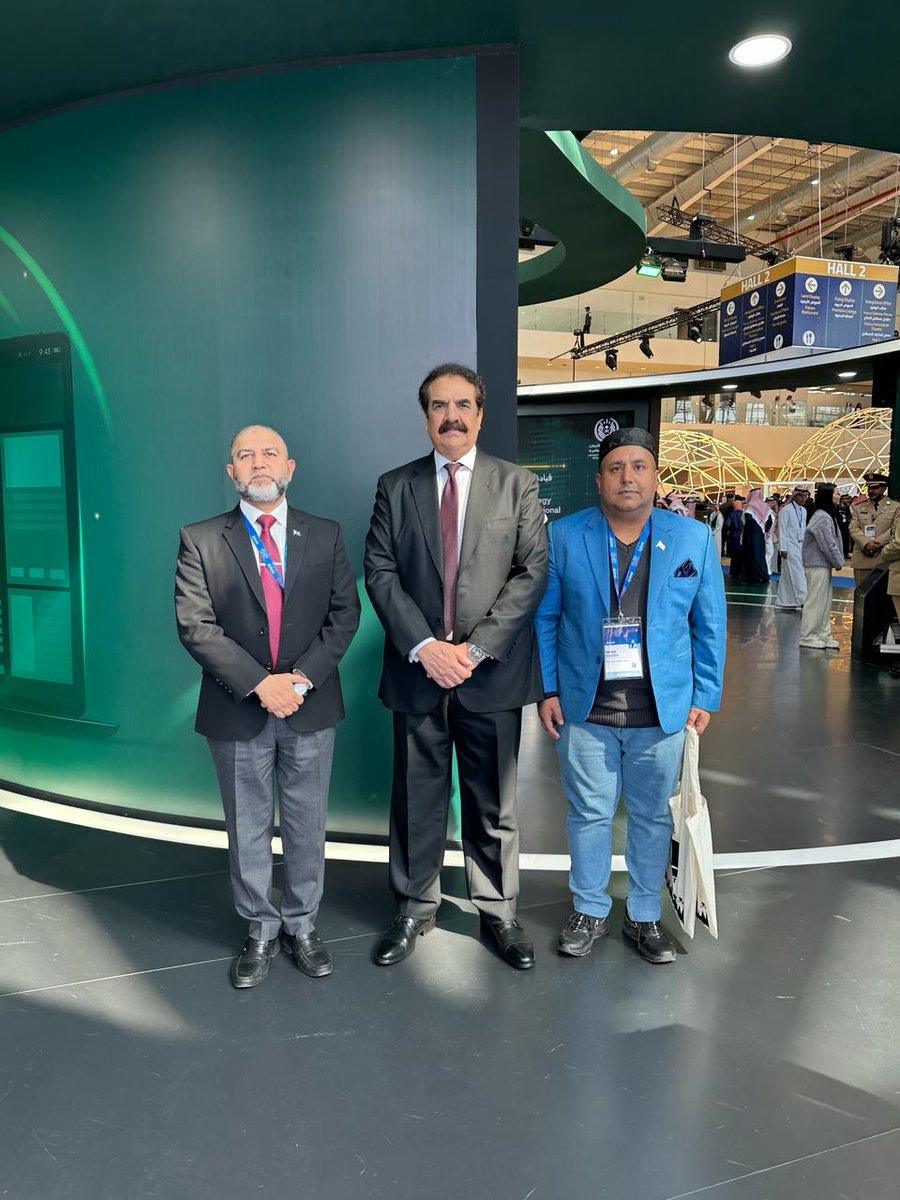 It was an honor to meet H.E. General Raheel Sharif the Military Commander of the Islamic Military Counter Terrorism Coalition of 42 Nations, at World Defense Show, Riyadh, Saudi Arabia 🇸🇦 Our mission is to bridge Pakistan 🇵🇰 and Saudi Arabia 🇸🇦 Tech & Startup Ecosystems!