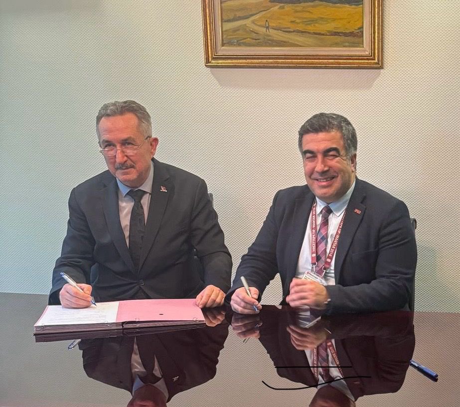 Türkiye Acil Tıp Derneği ve Aselsan Sağlık Sistemleri Program Direktörlüğü arasında sağlık teknolojileri alanına yönelik iş birliği sözleşmesi imzalandı.Bu iş birliğinin sağlık teknolojileri için özgün projeler ve yeni ufuklar açacağını düşünüyoruz.🦾#sağlıkteknolojileri <a href="/aselsan/">ASELSAN</a>