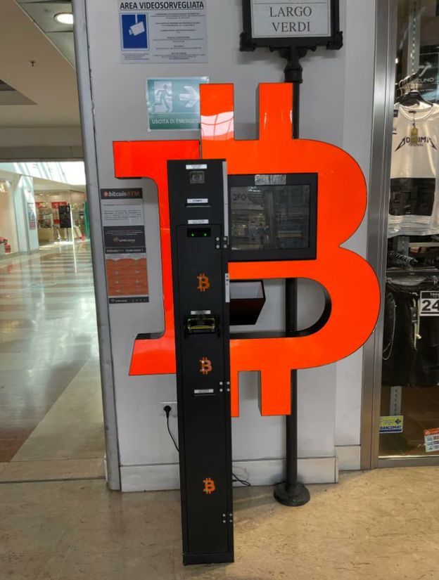 CryptofalkaH's tweet photo. Bitcoin ATM Olaszországban. 👀💸
#kriptovaluta #blokklanc #bitcoin #befektetes #atm #olaszorszag https://t.co/6sxBB5Sj3B