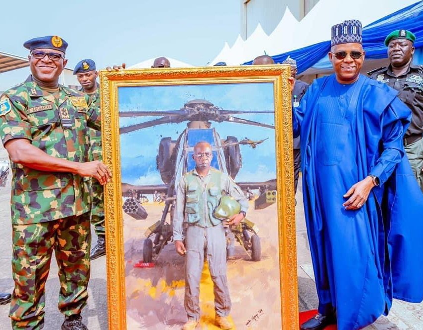 ChuksEricE's tweet photo. Last two years, Tinubu & his gangs used Donald Duke's childhood picture as “Younger Tinubu” 4 his documentary, Last year, they stole & photoshopped Ebuka's picture to prove that Tinubu is healthy & energetic, This year again Tinubu and his gangs used Late Flying officer Tolulope Arotile picture to do portrait.
Everything about this man is fake🤦