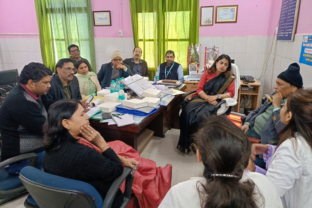 PSIIndia's tweet photo. Continuing with the guidance visits, Dr Divya Valecha, Assistant Commissioner, Family Planning, @MoHFW_INDIA, representatives from NTSU, @SHSBihar, CMO offices and PSI India team visited health centres in #Munger, #Sheikhpura, and #Patna. She observed the documentation and follow-up process related to #FamilyPlanning, especially #FPLMIS and #HMIS data about the new contraceptives, Antara-SC (#Subcutaneous) and #IMPLANTS. She also interacted with health service providers on #Antara-SC and IMPLANTS and listened to feedback from beneficiaries. 

@BMGFIndia @usaid_india @PSIimpact @HCL_Foundation @CII4nr @CIFFchild @learning4impact @fprhknowledge @PSIIndia #HealthylifeHappylife #Healthcare #PlannedParivaar #UPHC #PSIIndia #NewContraceptive #FamilyPlanning