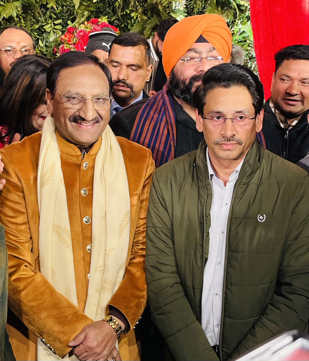 NareshSharma36_'s tweet photo. आज देहरादून में पूर्व मुख्यमंत्री,हरिद्वार सांसद आदरणीय रमेश पोखरियाल निशंक जी की पुत्री के विवाह (रिसेप्शन) में शामिल होकर प्रदेश के सभी वरिष्ठ जनों से मुलाक़ात की व पूज्य आचार्य महामंडलेश्वर स्वामी कैलाशानंद जी महाराज का आशीर्वाद लिया! @DrRPNishank https://t.co/DwpLhySlVm