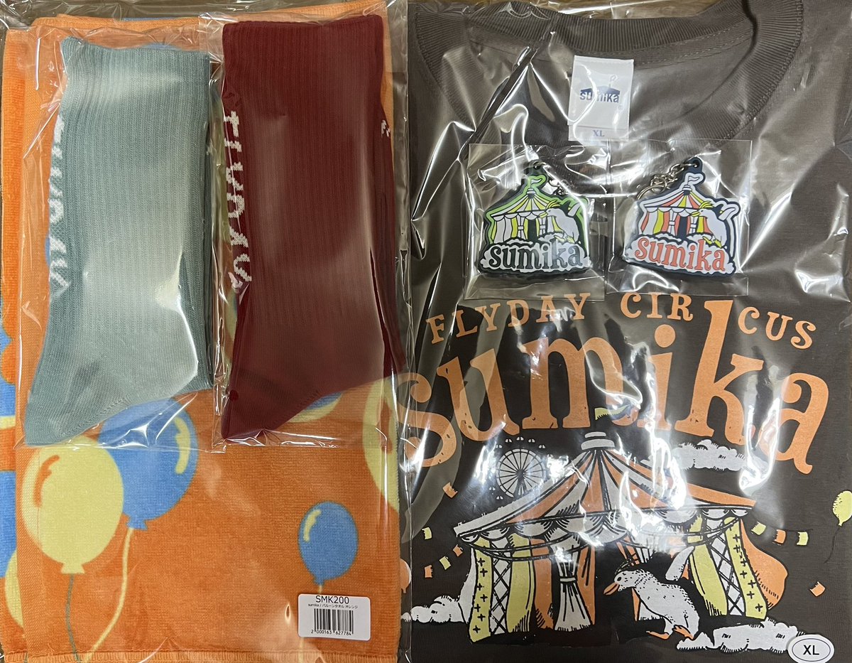 tappy_bn's tweet photo. 今更だけどFLYDAY CIRCUS のグッズ届いた😊
Tシャツ のチャコール
バルーンタオル
キーホルダー
くつ下
どれも可愛すぎる😊
3月24日の新潟公演楽しみ😊
#sumika
#FLYDAY_CIRCUS https://t.co/tqk6b4i4h5