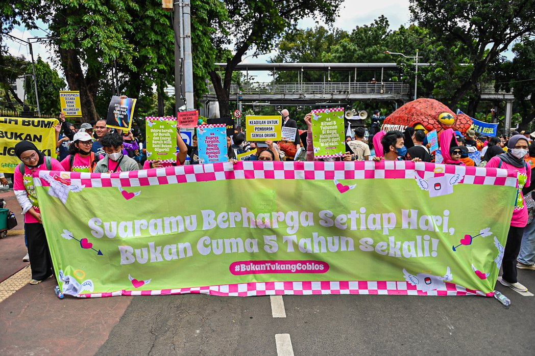 TrendAsia_Org's tweet photo. Puluhan aktivis Trend Asia bersama koalisi Pilih Pulih membagikan cokelat dan bunga dengan seruan #BukanTukangCoblos dalam aksi longmarch di Jakarta, (7/2/2024). 

Trend Asia menyerukan bahwa demokrasi tidak hanya terjadi dalam Pemilu sehari. 

Rakyat harus bersuara setiap hari untuk merebut dan memperjuangkan kesejahteraan dan demokrasi yang hari-hari ini dirampas elite oligarki.
