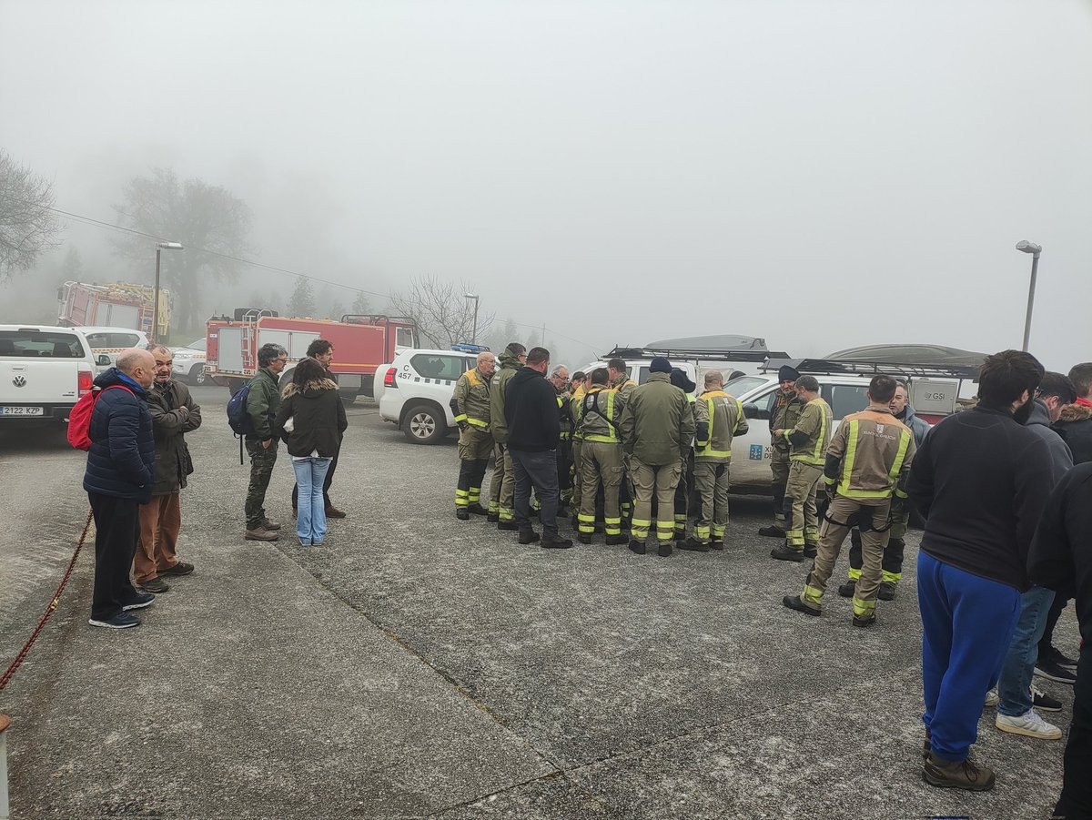 AxentesGz's tweet photo. Simulacro de incendio aplicado en queima prescripta, realizado por #AxentesAmbientais  e #BombeirosForestais, #UDEX e #UTA  no que se aplicou o #SEMOP.
Visita dos alumnos do CS de Recursos Paisaxisticos e Xestión do Medio Natural, colexio do Pedroso Santiago. https://t.co/TJwcFNrD80