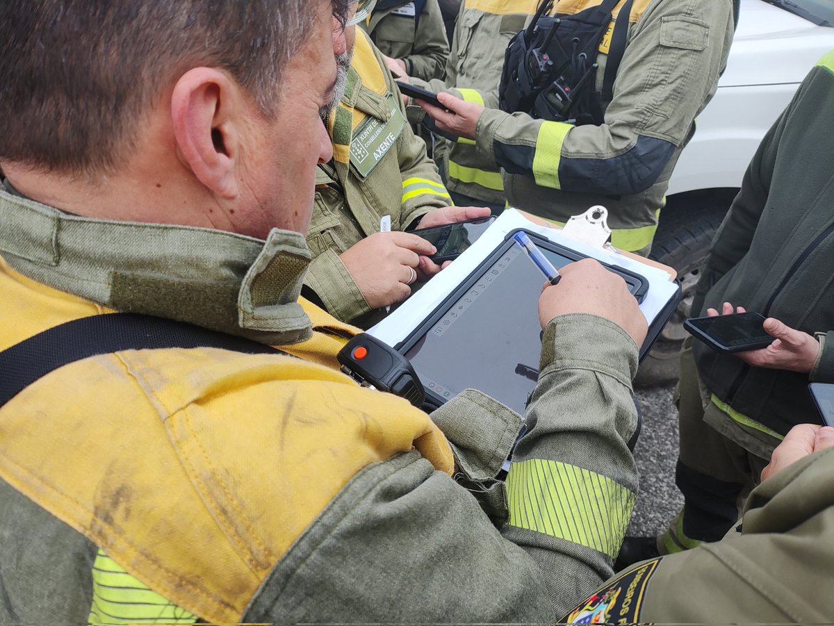 AxentesGz's tweet photo. Simulacro de incendio aplicado en queima prescripta, realizado por #AxentesAmbientais  e #BombeirosForestais, #UDEX e #UTA  no que se aplicou o #SEMOP.
Visita dos alumnos do CS de Recursos Paisaxisticos e Xestión do Medio Natural, colexio do Pedroso Santiago. https://t.co/TJwcFNrD80