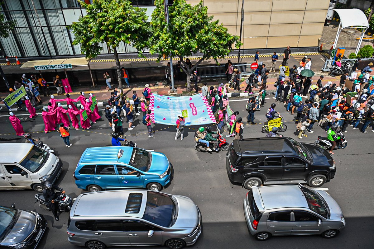 TrendAsia_Org's tweet photo. Puluhan aktivis Trend Asia bersama koalisi Pilih Pulih membagikan cokelat dan bunga dengan seruan #BukanTukangCoblos dalam aksi longmarch di Jakarta, (7/2/2024). 

Trend Asia menyerukan bahwa demokrasi tidak hanya terjadi dalam Pemilu sehari. 

Rakyat harus bersuara setiap hari untuk merebut dan memperjuangkan kesejahteraan dan demokrasi yang hari-hari ini dirampas elite oligarki.