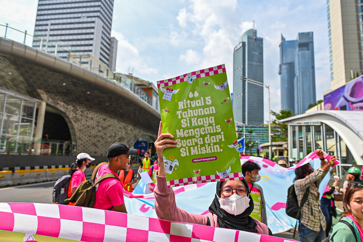 TrendAsia_Org's tweet photo. Puluhan aktivis Trend Asia bersama koalisi Pilih Pulih membagikan cokelat dan bunga dengan seruan #BukanTukangCoblos dalam aksi longmarch di Jakarta, (7/2/2024). 

Trend Asia menyerukan bahwa demokrasi tidak hanya terjadi dalam Pemilu sehari. 

Rakyat harus bersuara setiap hari untuk merebut dan memperjuangkan kesejahteraan dan demokrasi yang hari-hari ini dirampas elite oligarki.