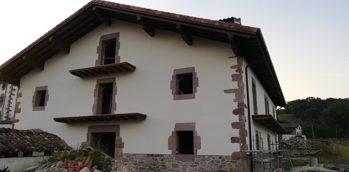 Andamioak kenduta hobe ikusten da ez? 
➡️ Bistan gelditzen den #harria txukundu, juntak hartu eta etxearen lau aldeak leun leun uztea da #pintatu aurreko lana.
➡️ Ondoren txukun pintatzea tokatzen da. 
#kabia #nafarroa #rural