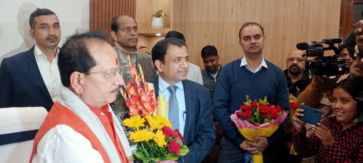 Agribih's tweet photo. माननीय उप मुख्यमंत्री श्री @VijayKrSinhaBih जी ने माननीय कृषि मंत्री का पदभार ग्रहण किया। सचिव कृषि विभाग श्री @SAgarwal_IAS जी ने माननीय उप मुख्यमंत्री का विभाग में स्वागत किया। @dralokghosh @abhitwittt @IPRD_Bihar @BametiBihar @AgriGoI https://t.co/dRubyFeHrE