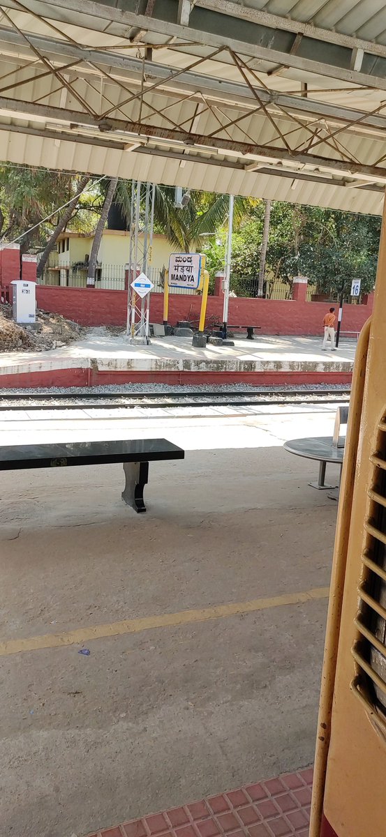 i_SolitudeSoul's tweet photo. Good Afternoon Sugar City #Mandya
ಸಕ್ಕರೆ ನಗರ ಮಂಡ್ಯ ☺️
#Photography #MobilePhotography #WednesdayDestination #MyClicks #TwitterX #TwitterFriends #SugarCity #Train #Station #Travelling https://t.co/S2zg3gaZGA
