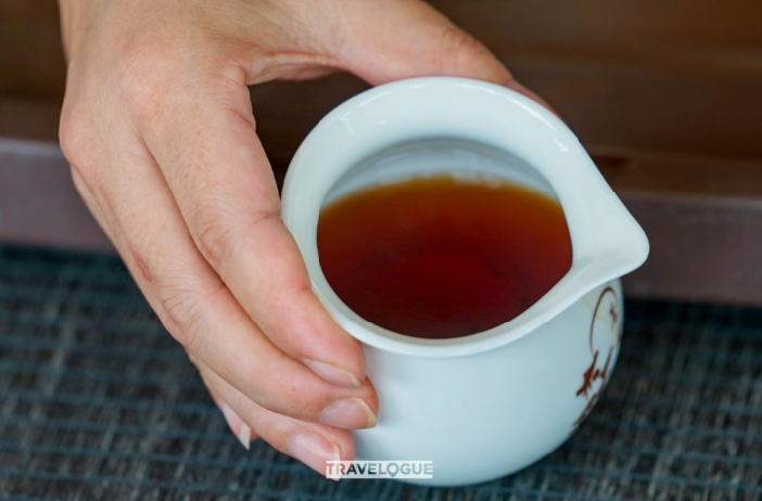 CGTNOfficial's tweet photo. A Tea Master Ceremony in Fujian: Wuyi Rock Tea #foodwise #travelogue https://t.co/xxcx2jwmWz