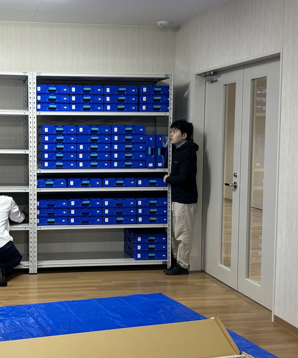 kuas_e's tweet photo. こんにちは！
京都先端科学大学工学部です。
昨日、授業で使用する教材の保管倉庫に保管棚を設置しました！
隙間に入り込んでいるH君（笑）お手伝いありがとう😄
これからすっきり整理ができそうです✨
（※本人の掲載許可はいただいています） https://t.co/pADepr1TAy