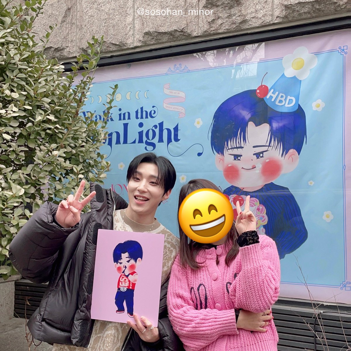 sosohan_minor's tweet photo. 🎂
아주 소소한 생일카페 와주시고
응원해주신 모든분들에게

종업이의 생일을 함께 축하해 줄 수 있어
행복한 생일카페였습니다☺️
생일카페에 와주신 문워크 분들이
종업이를 얼마나 아끼고 좋아하는
마음인지 잘느껴진 3일이였습니다!

저도 같은 마음이기에
한명한명 다시 한번 고맙다는 인사 전해요🙇🏻‍♀️

저 또한 생일카페 새로운 경험이였고
부족했지만 칭찬 아끼지 않고 응원해주신 덕에
몸은 힘들어도 마음은 차고넘치는 사랑으로
행복한 날들이였습니다.

그리고 마지막날은 종업이가 깜짝방문해서
팬분들과 자연스럽게 이야기도 나누고
생일카페 꾸며진 공간들을 보며
즐거워하는 모습을 볼 수 있었네요.
신경써주신 소속사분들도 감사드리고
함께 와준 대현군도 고마워요.

마치 꿈같은 하루를 보냈어요.

아직도 꿈을 꾸는 듯한 기분이예요.
앞으로 예쁘고 귀엽고 재밌는 종업이
많이 그려올께요🫶

행복하게 올해도 함께 문종업해요💪
온오프 함께해준 문워크분들 고마워요x100🖤

#문종업 #Moonjongup #文钟业 #文鐘業 #ムン·ジョンオプ #생일카페 #Birthday_Cafe #Walk_in_the_Moonlight