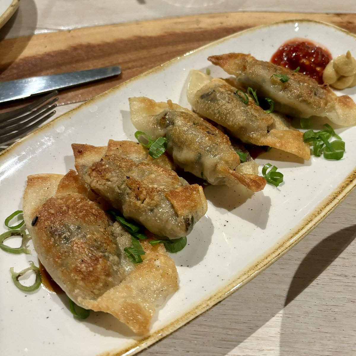 CMoneyKS's tweet image. Monkeypod Mai Tai (amazing. The honey-lilikoi foam on top was just incredible).

Kauai Shrimp &amp;amp; Hamakua Mushroom Potstickers 

House-made Gnocchi w/macadamia nut pesto, Small Kine Farms mushrooms, Chèvre, vine-ripened tomatoes and spinach. #Monkeypod #Waikiki #Honolulu #Hawaii