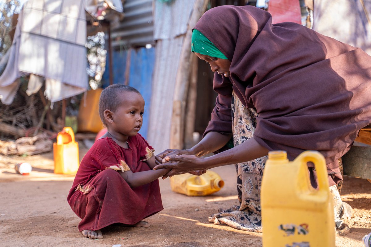 To promote the health and well-being of displaced individuals in Doolow, community hygiene promoters are  conducting door-to-door sessions to educate people about: 

▶️Hand washing  
▶️Good sanitation practices
▶️Safe water storage

Thanks @JapanInSomalia for making it possible.
