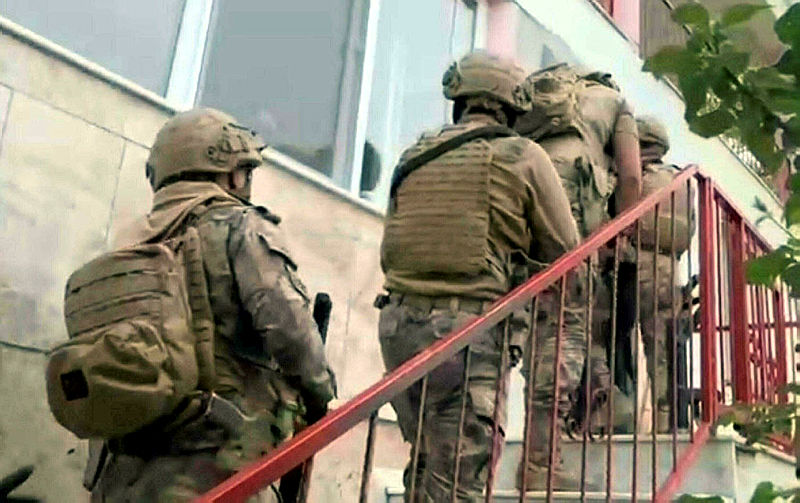 İzmir merkezli 13 ilde düzenlenen FETÖ operasyonunda 19 şüpheli gözaltına alındı.