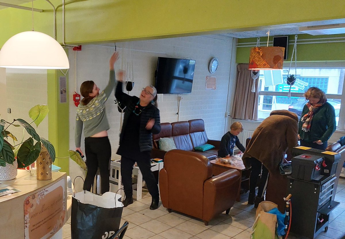 Zaterdag 10 februari staan de rakkers van het #RepairCafé op #Zuilen weer klaar voor jou! Maak ze blij en neem iets te repareren of verstellen mee, worden ze vrolijk van! Van 10.00-12.30 in <a href="/buurthuiszuilen/">@buurthuisZuilen</a>. #DOCKNoordwestUtrecht #lekkerduurzaam