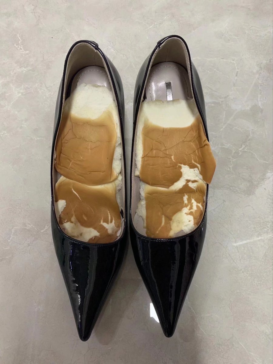 SPAcoco156217's tweet photo. 女王的美脚高跟鞋捂过的脚踩面包🍞味道很浓，想吃脚踩面包吗？可定制，还有其他零食定制有需要的联系 #私人订制  #高跟鞋  #脚踩高跟鞋面包 #面包定制 #原味定制 #原味卖家 https://t.co/KKqQfhhEIt