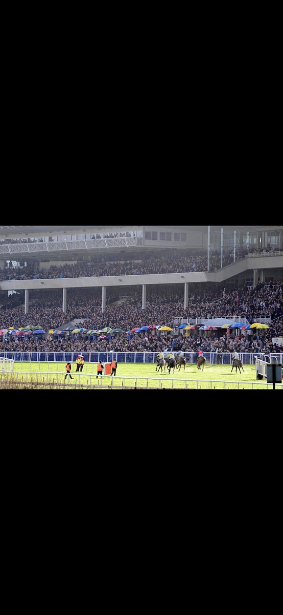 This is some photo of the crowd <a href="/LeopardstownRC/">Leopardstown RC</a> on Saturday - The Dublin Racing Festival has been a a roaring success. Wish we could do it all over again this weekend!