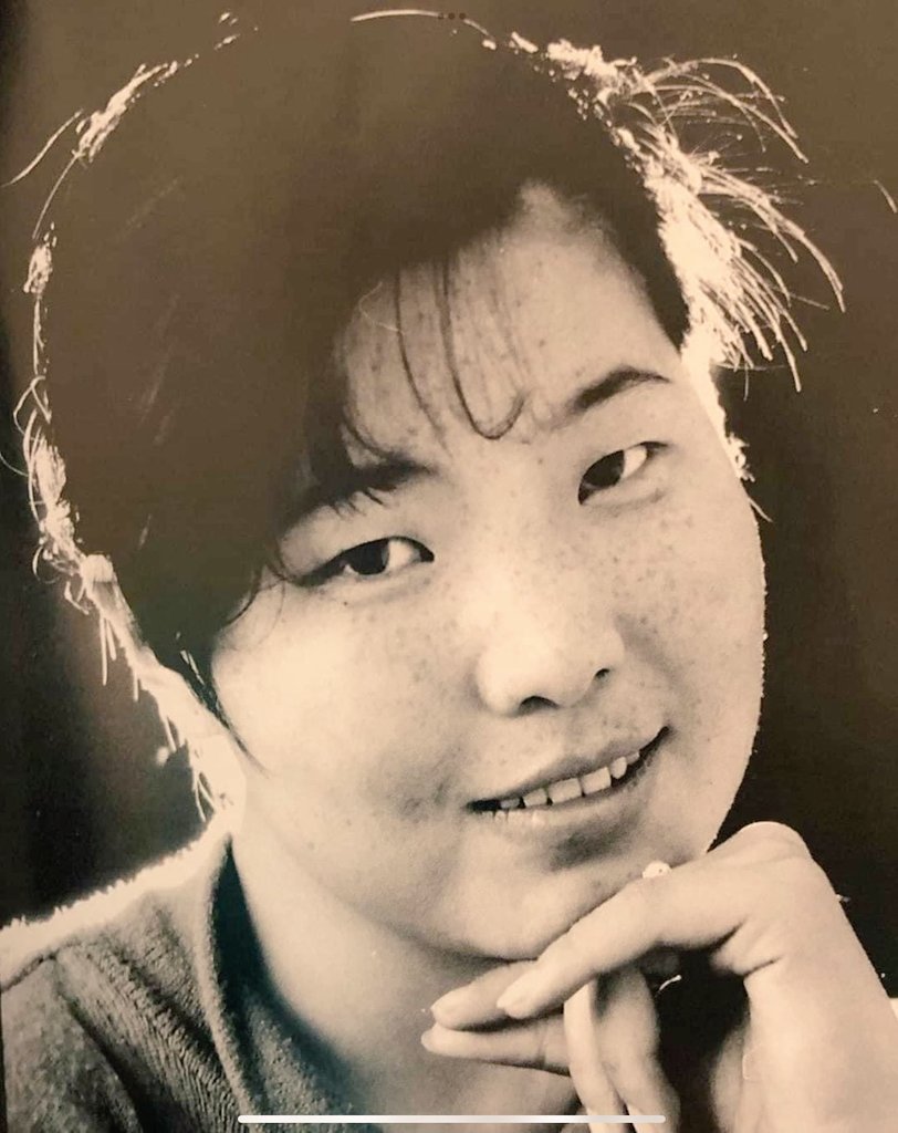 Б.Батрэгзэдмаа ээжийнхээ тухай нэг шүлэг бичсэн байдагсан. Болхи би шүлгийг нь утгачлан санах.
 
Талийгаач болсон ээж зурагныхаа дотороос охиноо хараад: тавлигаа арчих адил зургийг минь арчих бус түр зогсоод, өрөөний голын буйдан дээр суугаад ээжийгээ дурсан бодооч.