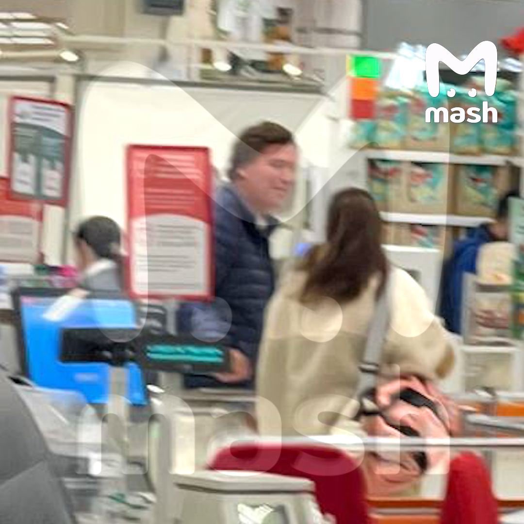 runews's tweet image. Tucker Carlson and his team headed to a Russian supermarket to confirm the severe product shortages. Tucker was surprised to find fully stocked shelves with milk, eggs, cheeses, and sausages, along with plenty of soda, chips, candies, and other items that shouldn't be available…