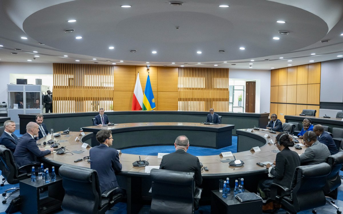 UrugwiroVillage's tweet photo. President Kagame and President Duda held closed-door discussions, laying the groundwork for deeper cooperation between Rwanda and Poland. The discussions were followed by bilateral talks, focusing on trade, green technologies, and more. https://t.co/xMaDszPswD