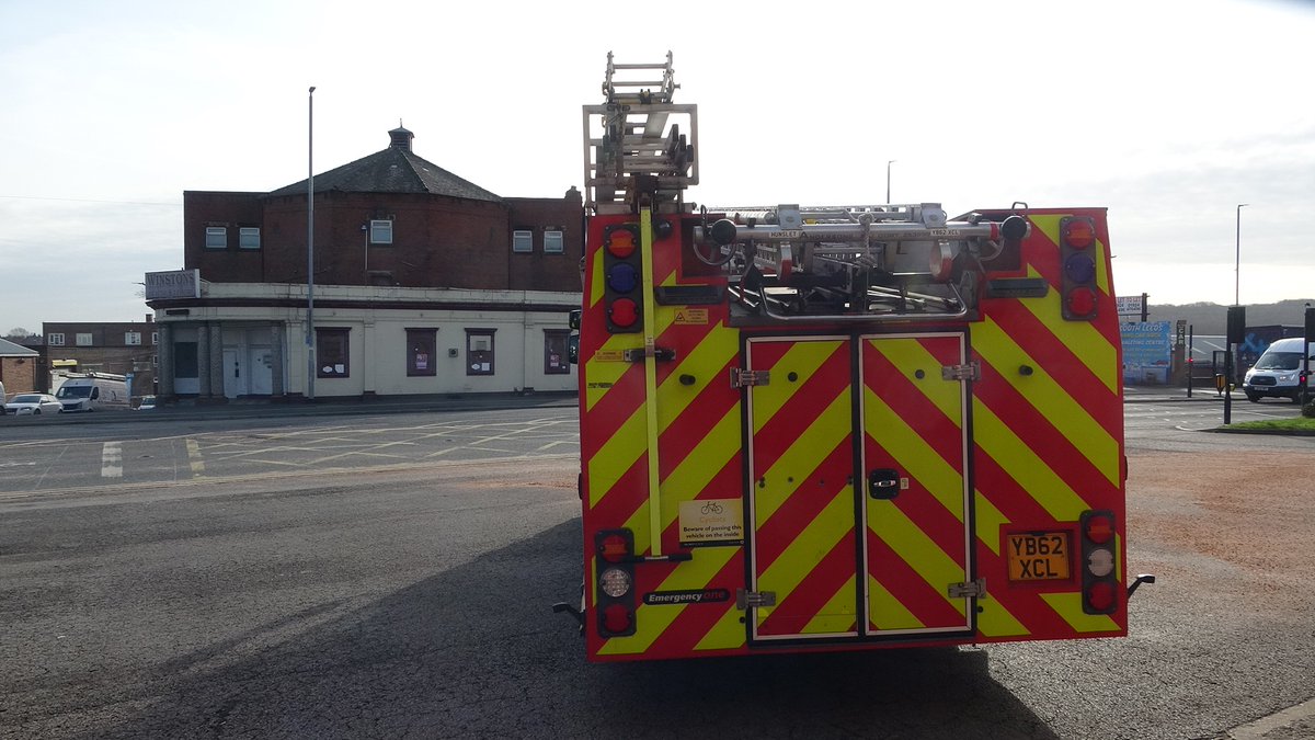 NEmergencyPhot1's tweet photo. I’m in Leeds today but paid a visit to #Hunslet, @WYFRS thanks you to the crew for allowing me to take photos, being friendly and informative. https://t.co/lS26zLbj9W