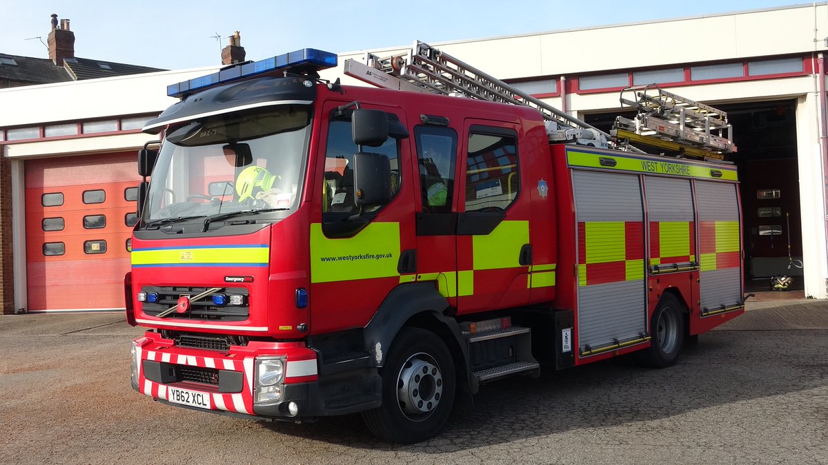 NEmergencyPhot1's tweet photo. I’m in Leeds today but paid a visit to #Hunslet, @WYFRS thanks you to the crew for allowing me to take photos, being friendly and informative. https://t.co/lS26zLbj9W