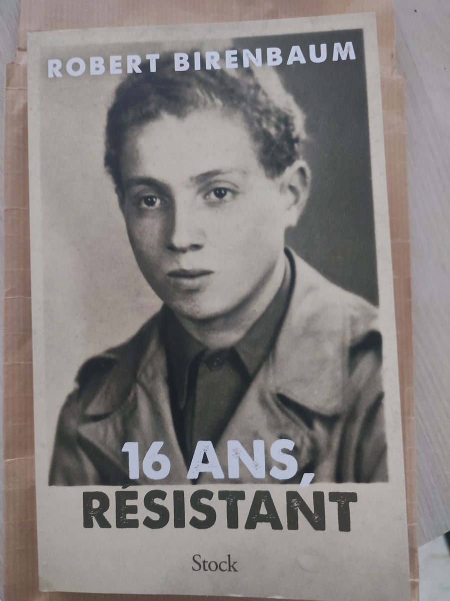 Dans la boîte aux lettres, le témoignage de Robert Birenbaum qui s'engage, à 16 ans, dans la résistance au sein des Jeunesses communistes au lendemain de la rafle du Vel d'Hiv. Recruteur pour les FTP-MOI, il s'apprête à rejoindre le groupe Manouchian le jour même des arrestations