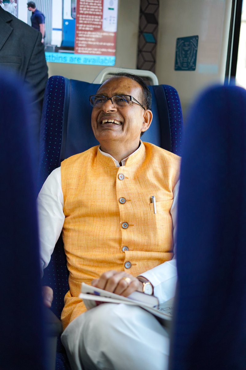 ChouhanShivraj's tweet photo. आज भोपाल के रानी कमलापति स्टेशन से 'वंदे भारत' ट्रेन में यात्रा कर रहा हूं।

यात्रा का अनुभव अत्यंत सुखद और आनंददायक है। आरामदायक, सुरक्षित, सर्व सुविधायुक्त तथा आधुनिकता से संपन्न 'वंदे भारत ट्रेन' विकसित भारत की शानदार तस्वीर है।

सह-यात्रियों का उत्साह यात्रा के आनंद को दोगुना कर रहा है। आदरणीय प्रधानमंत्री श्री @narendramodi जी के नेतृत्व में ये विकसित होते भारत की नई गति है।