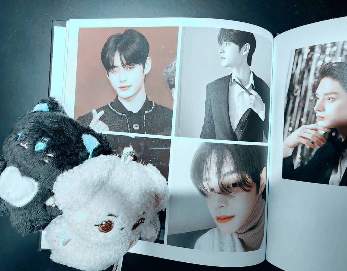 pale_blue_dott's tweet photo. 오늘은 상냥한 웅덩이 언니가 건네준, 한껏 정성스레 담아 만든 포토북이랑 선물들을 건네받고 어제 옆집(히🥰) 웅덩이 언니랑 같이 평생 웅덩이 하자는 말을 또 나눴어. 참 마음이 예쁘고 그만큼 지웅이를 아끼는 사랑둥이들이 많구나 싶어. 벌써 새해 선물 받고도 남았어. #김지웅 #사랑둥이들과웅이 https://t.co/FALA55kKUv