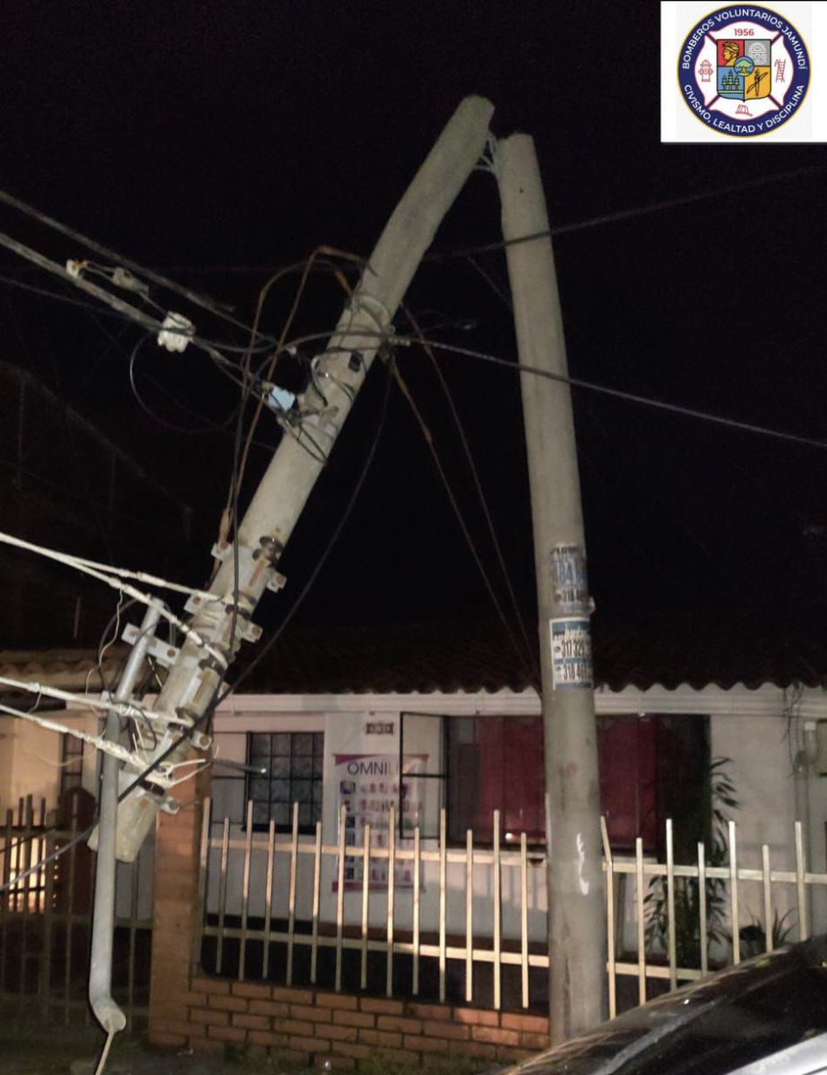 TPNoticias_'s tweet photo. #Valle | Cuatro postes de energía se vieron afectados tras la caída de un árbol en la Calle 17 con Carrera 9, en Jamundí; ocasionando daños a vehículos cercanos y obstaculizando las entradas de varias viviendas. Algunos sectores presentan fallas en el servicio de energía. https://t.co/PamhAexOIz