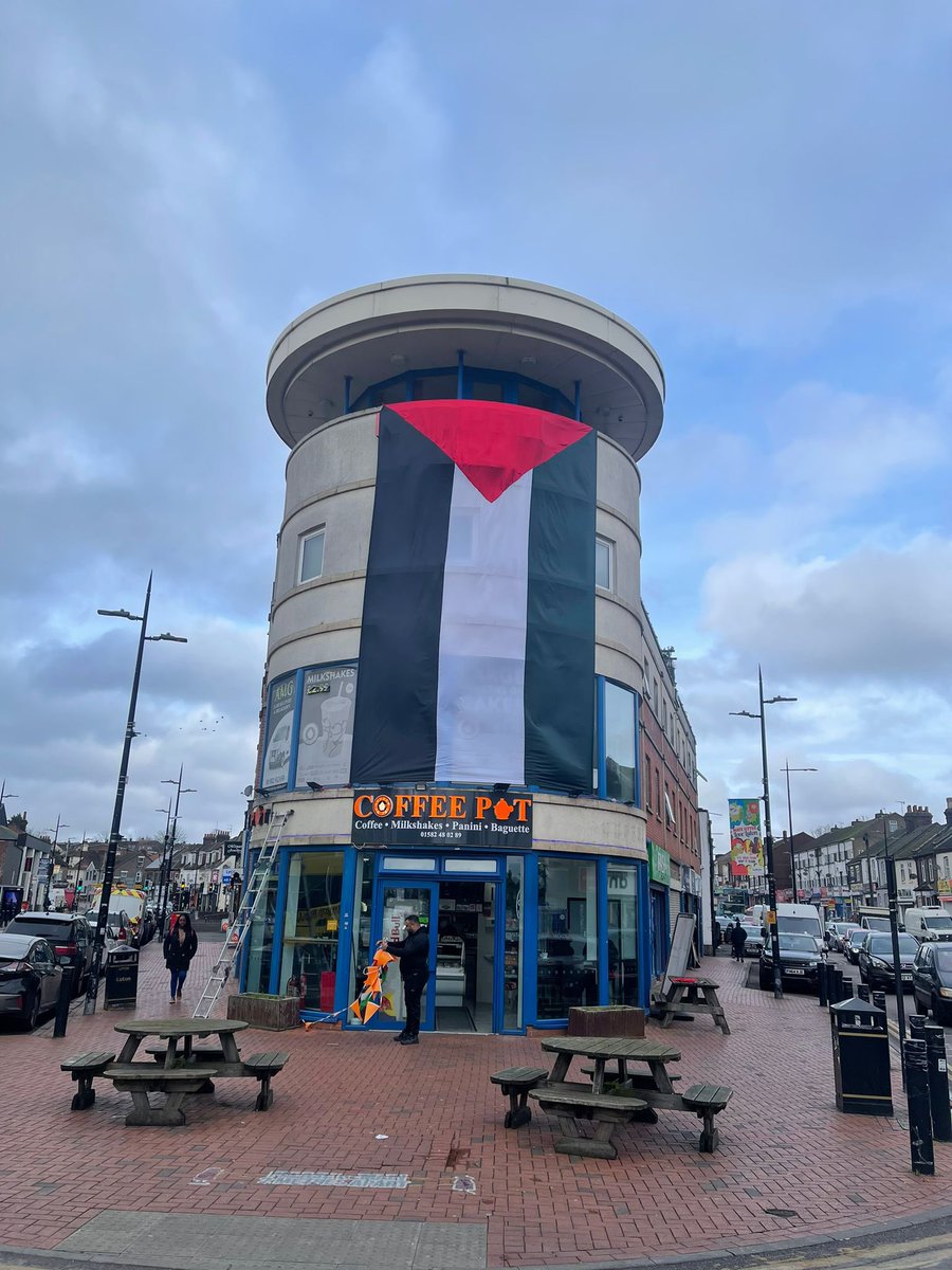 LutonCommAction's tweet image. Long live Palestine! 

Your flag will always be raised high in Luton!

❤️🖤🤍💚