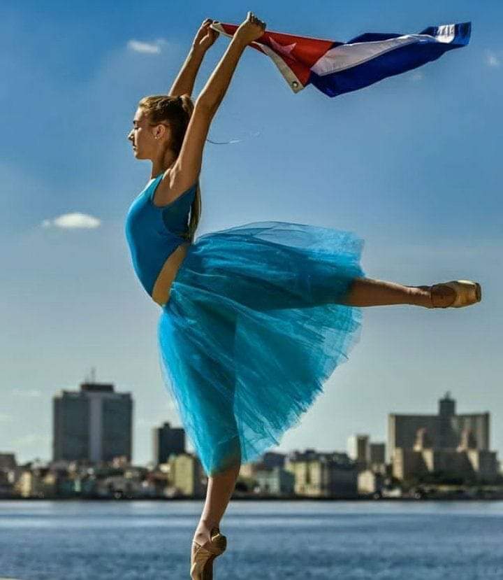 "La cultura no es solamente un legado libresco ni tampoco el conocimiento detallado de mil anécdotas, sino además el estado de ánimo en el cual percibimos las muchas señales de nuestra identidad".  Leal 

#Cuba 🇨🇺