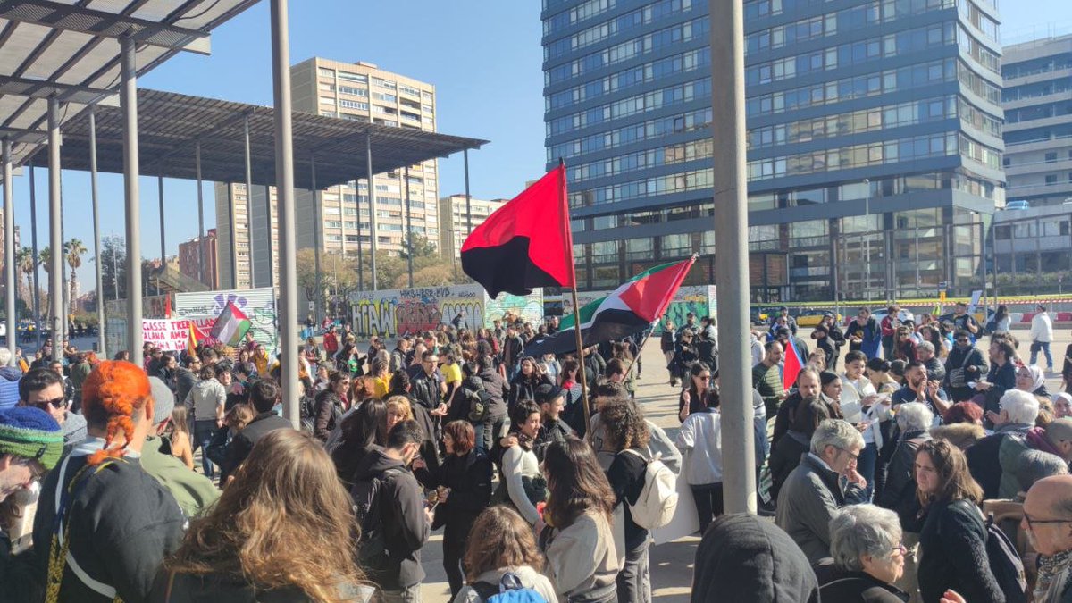 La_Directa's tweet photo. #7FPalestina | Més de tres-centes persones es concentren a la plaça Països Catalans del barri de #Sants de #Barcelona secundant l'aturada laboral convocada pels sindicats @CGTCatalunya i @la_IAC https://t.co/tRziRdfUSc https://t.co/GvlfeJ58cq