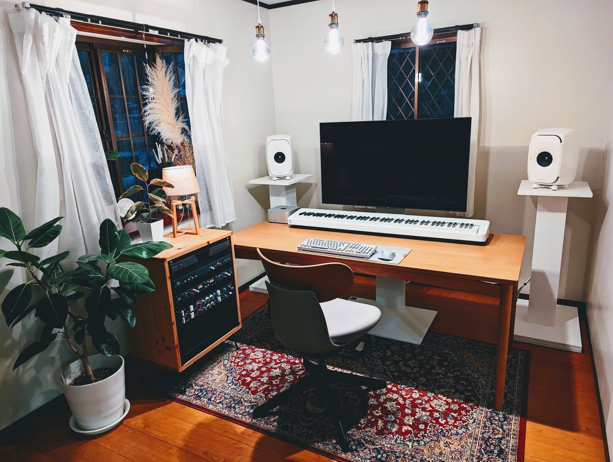 lukethecomposer's tweet image. In preparation for the little one coming in May I moved my studio downstairs to this very cozy corner!! My monitors have actually never sounded better 😌

I&apos;m also closer to my puzzle haha. This cute 1000 piecer has been quite tough, and I&apos;m loving every minute of it!!