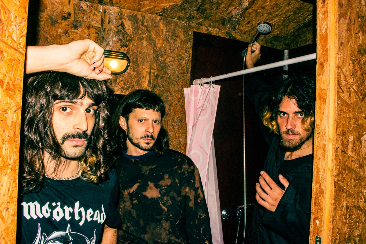 Lisbon trio MAQUINA. announced album ‘PRATA’ via @FuzzClub, the band is sharing the first single ‘denial’. bizzarre.co.uk/post/maquina-d… In support of the release, MAQUINA. will head out on a European tour with A Place To Bury Strangers, followed by festival appearances. @SSanctity