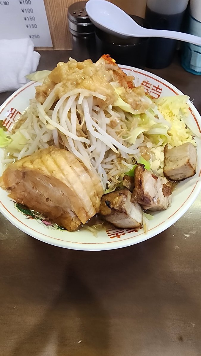 東中神
自家製麺まさき
10時50分着16名待ち接続12時着丼
初デフォ！ゴロチャプラス野菜ちょいマシニンニク少なめ後全部
汁なしと限定しか食べてなかったですがこりゃ最後でした！
ご馳走様でした！