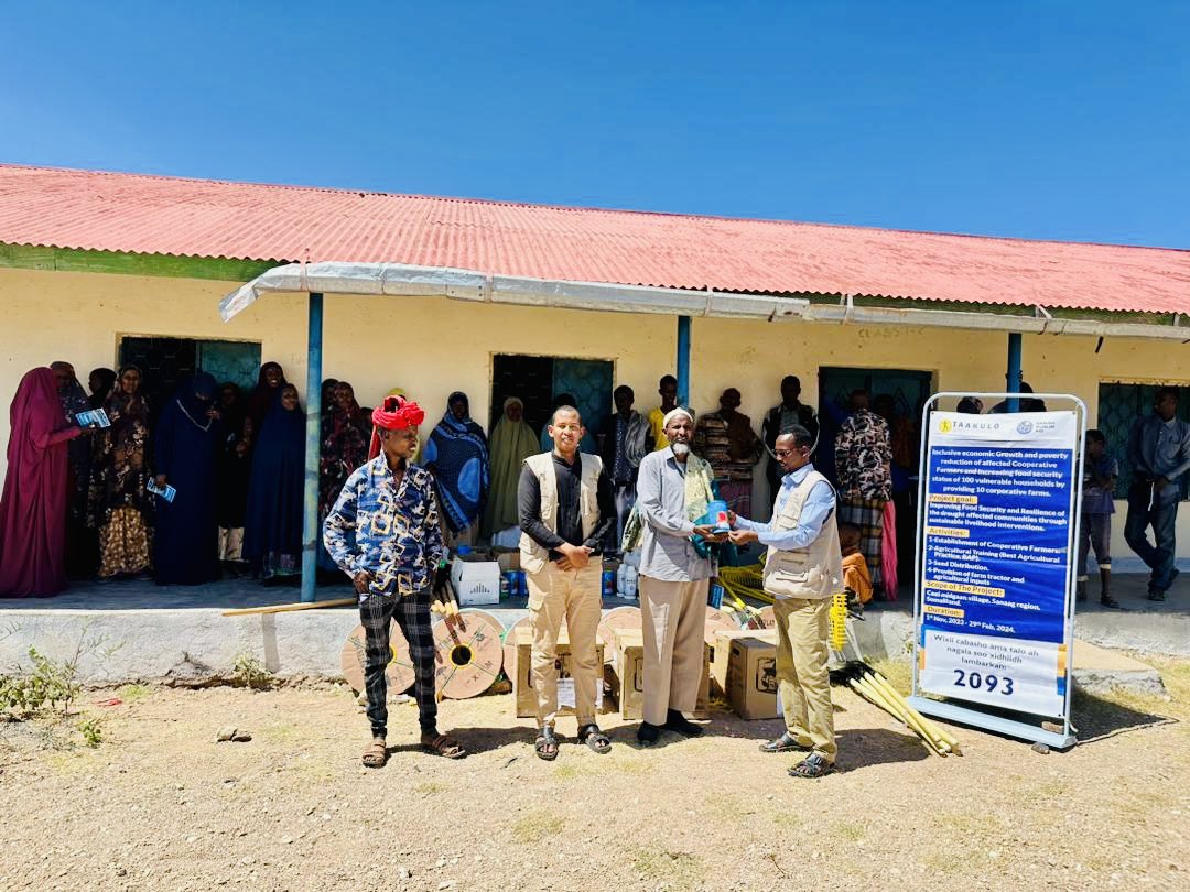 TaakuloSomali's tweet photo. #TAAKULO distributed high quality cash crop seeds, hand tools, organic pesticides, water pipes and water pumping machines to 10 cooperative farms in Ceel Midgan village.
This support will boost farmers production of seasonal cash crops, paving the way for a sustainable future! https://t.co/fC9ztqdyBk
